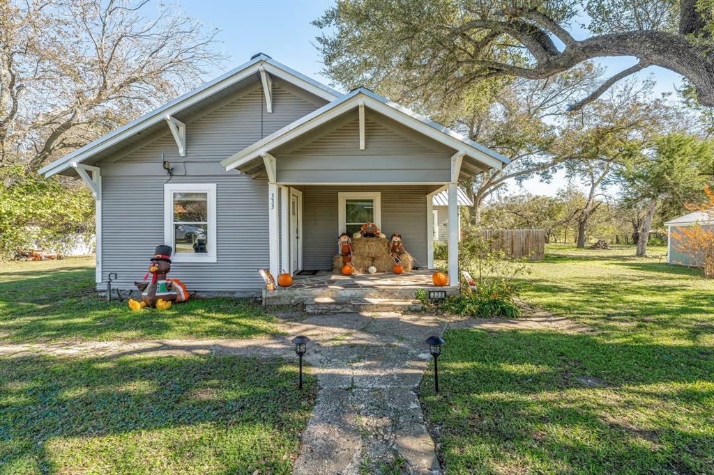 a view of a house with backyard