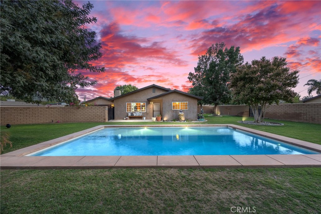 a view of pool with a yard