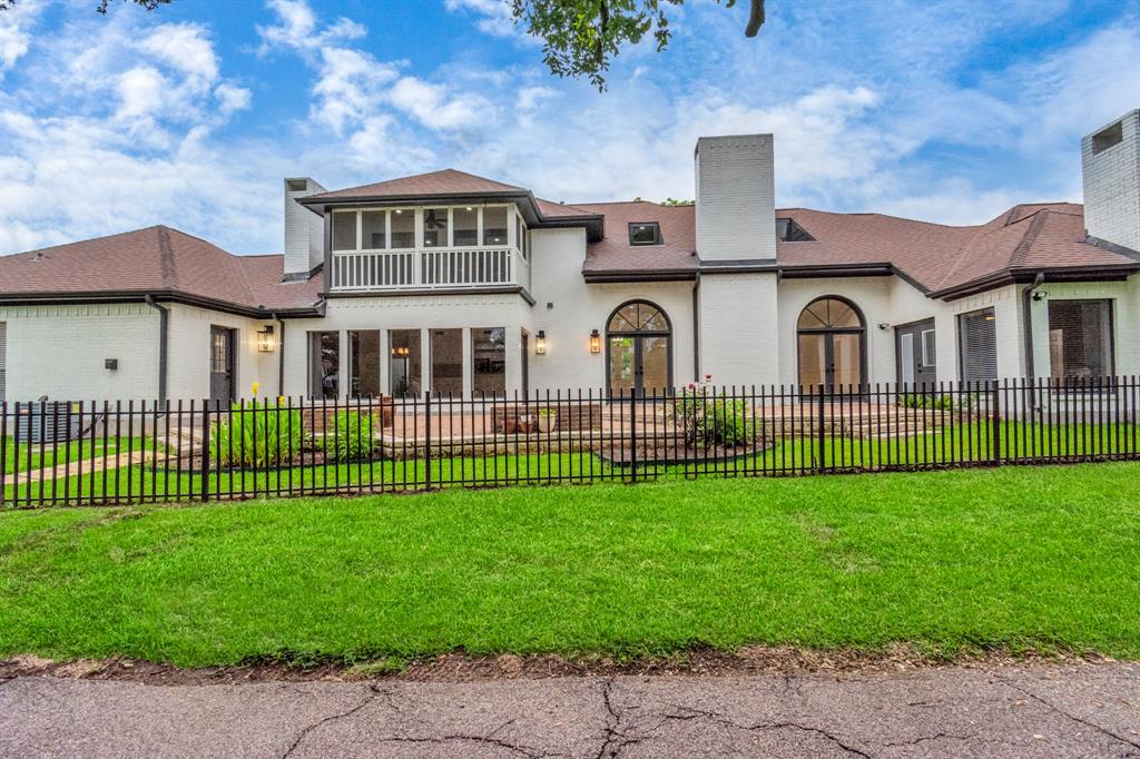 a view of a front of house with a yard