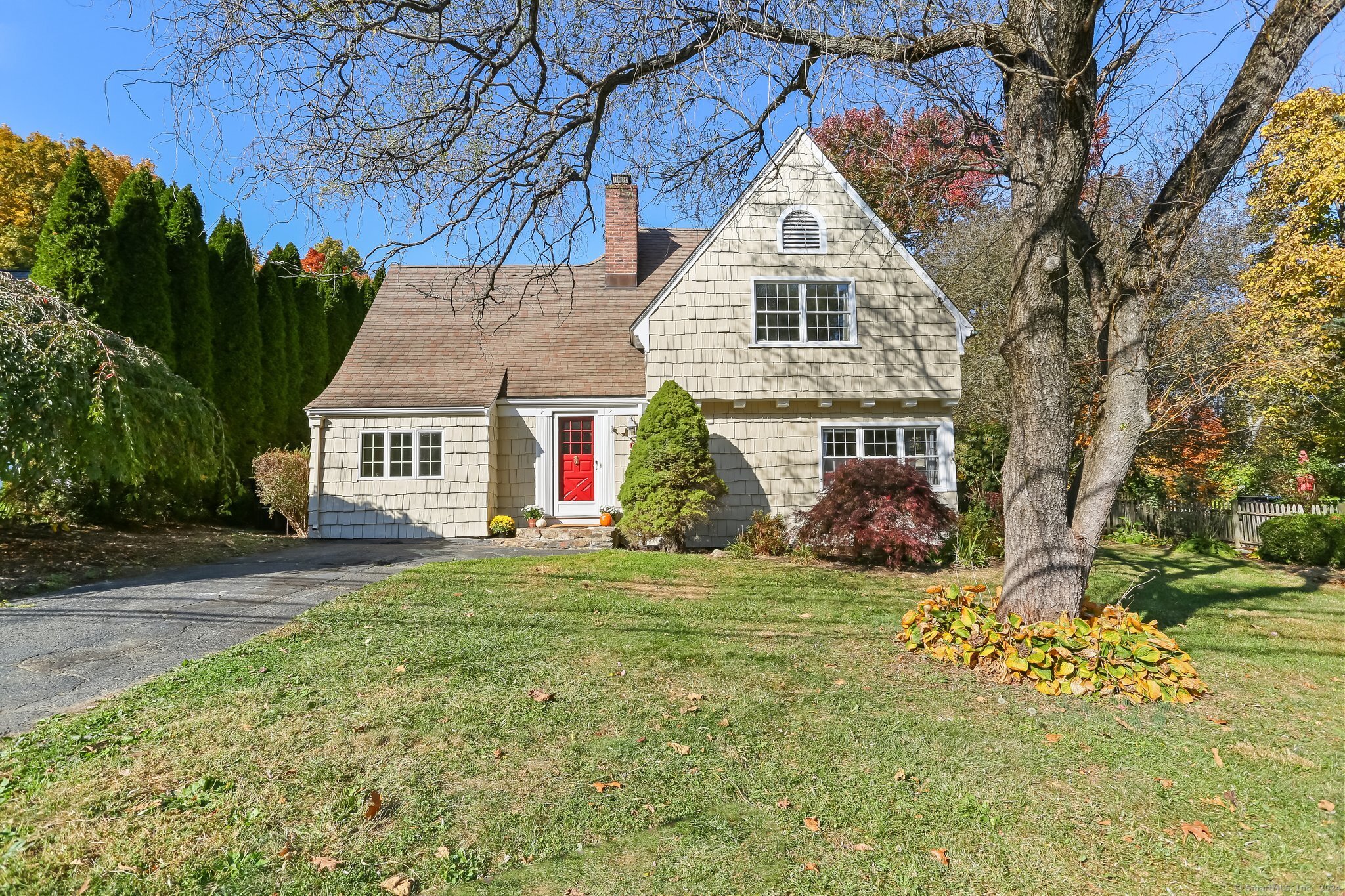 a view of a house with a yard