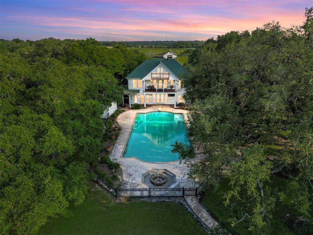 a view of a back yard