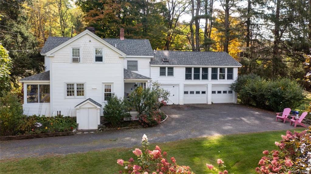 a view of a house with a yard