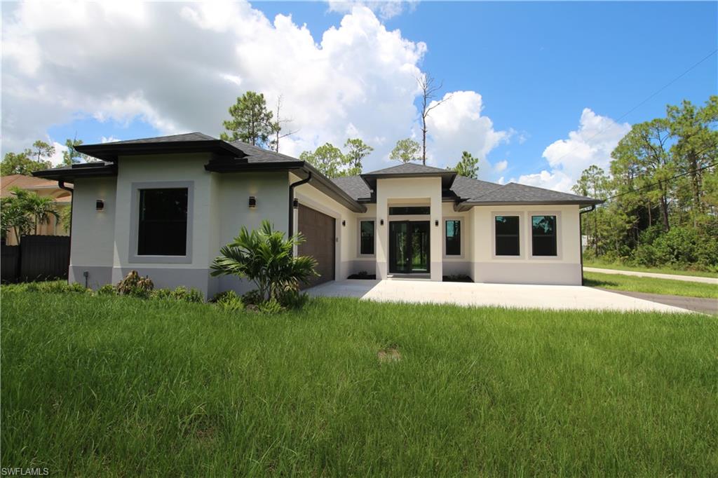 a view of a yard in front of the house