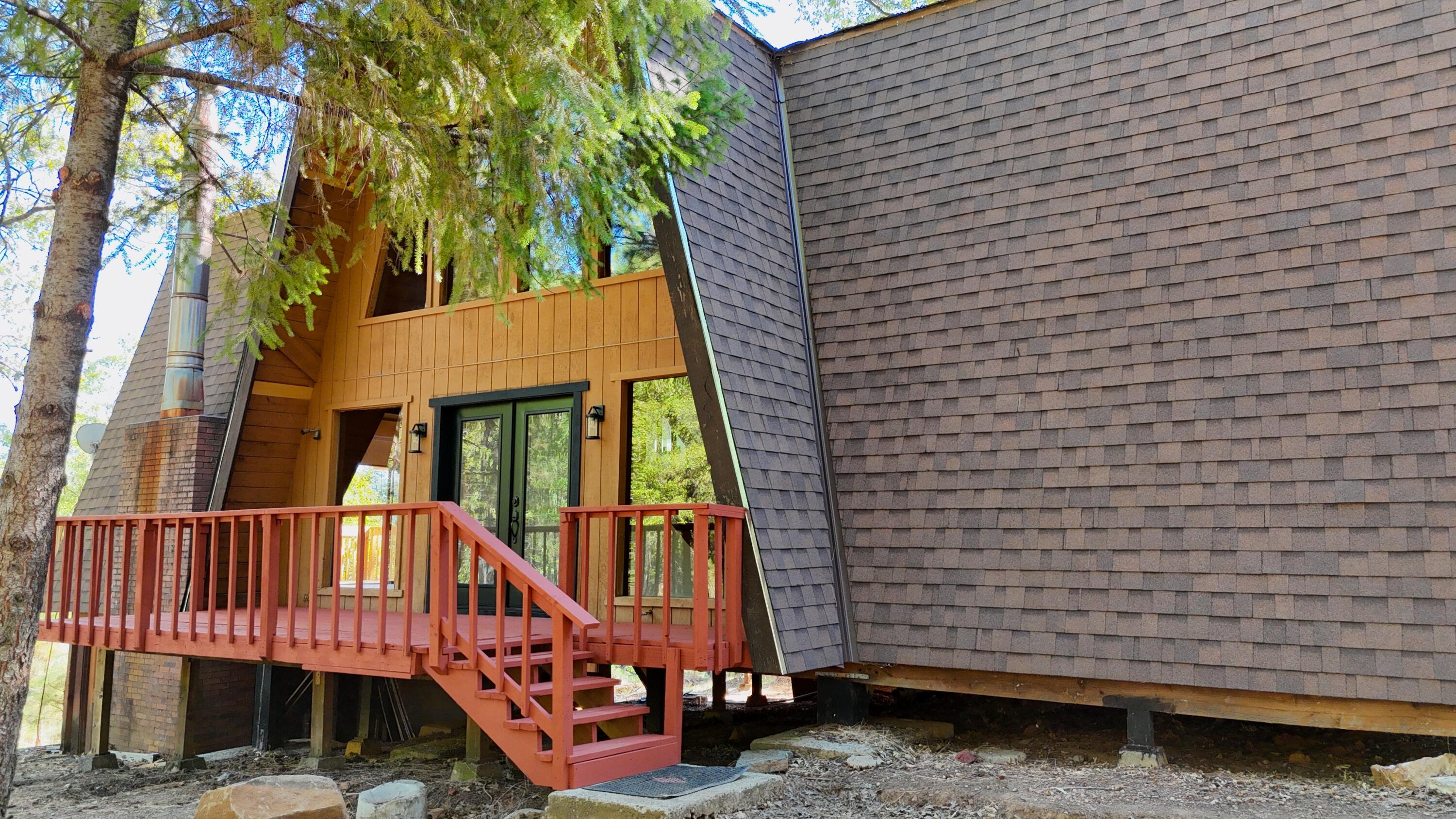 a view of a house with a yard