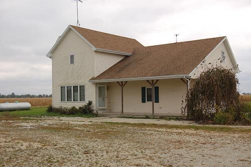 a view of a house with backyard