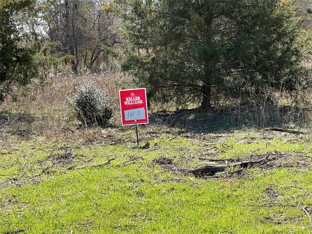 a sign that is sitting in the middle of a yard