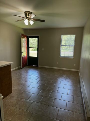 $900 | 184 Gwyndaland Drive, Unit 2