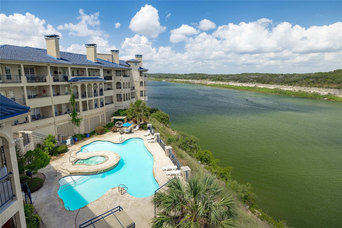 Views of the pool and of the lake!