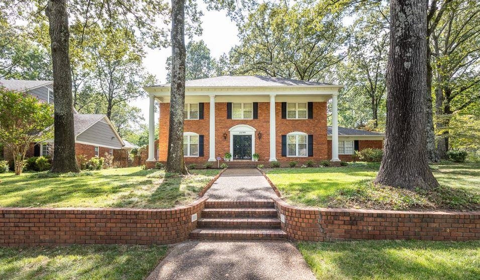 View of front facade with a front lawn