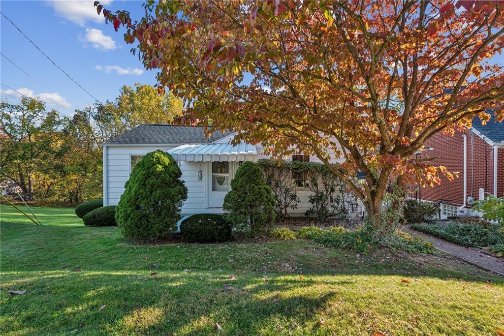 a view of a house with a yard