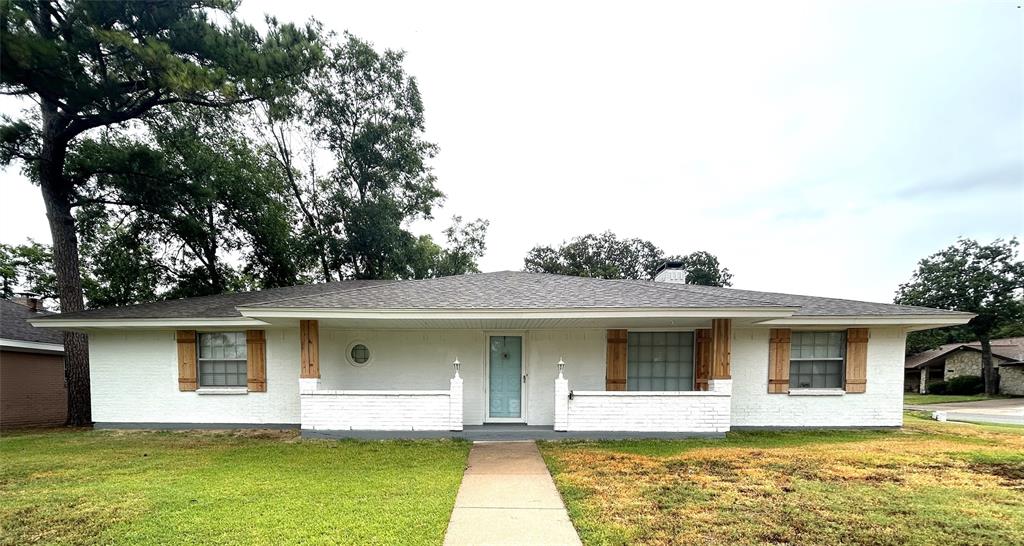 a view of a yard in front of house