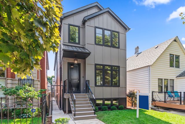 $1,849,000 | 2225 West Fletcher Street | Hamlin Park