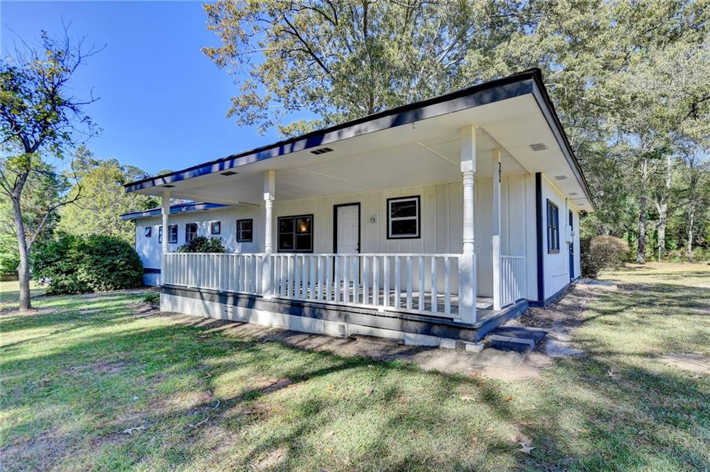 a view of a house with a yard