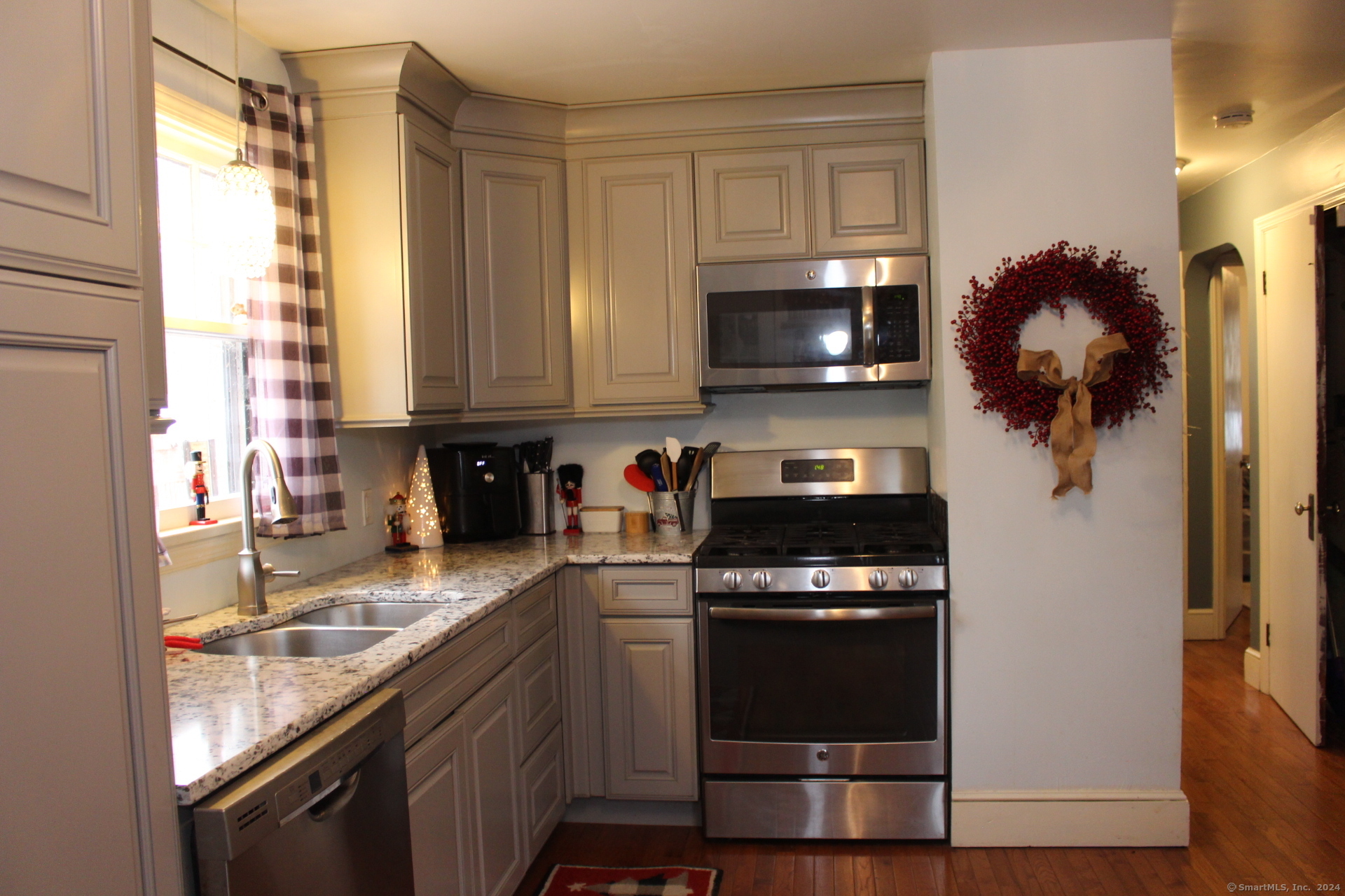 Kitchen remodeled with new appliance 9 years