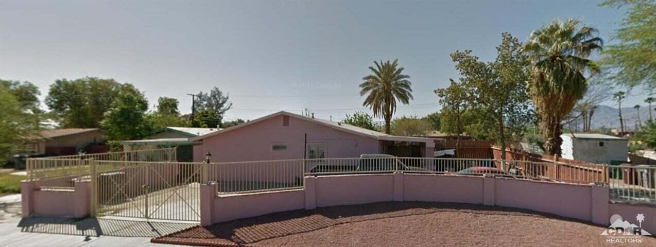 a view of a house with a backyard