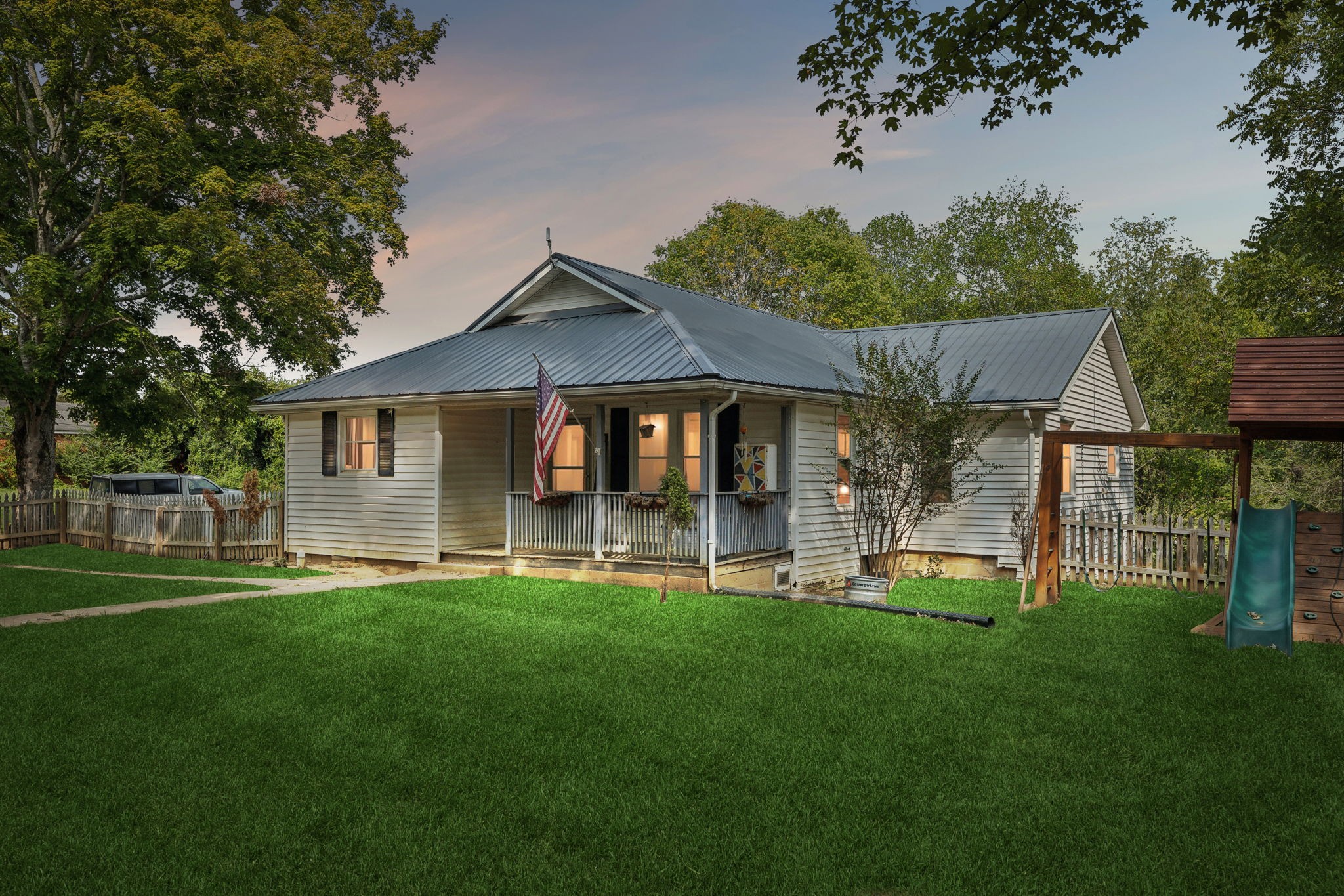 Adorable cottage on Highway 100 in Centerville.  Pickett fence front yard and extra large lot.