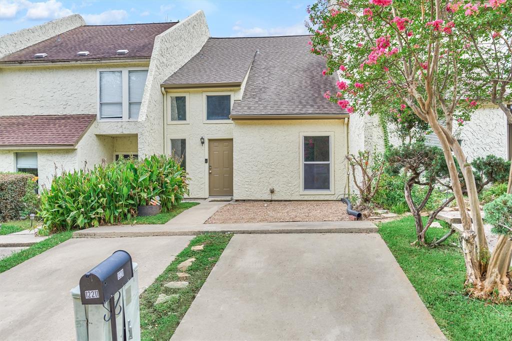 Welcome to this townhome on Glenview Drive in the Walden on Lake Conroe subdivision.