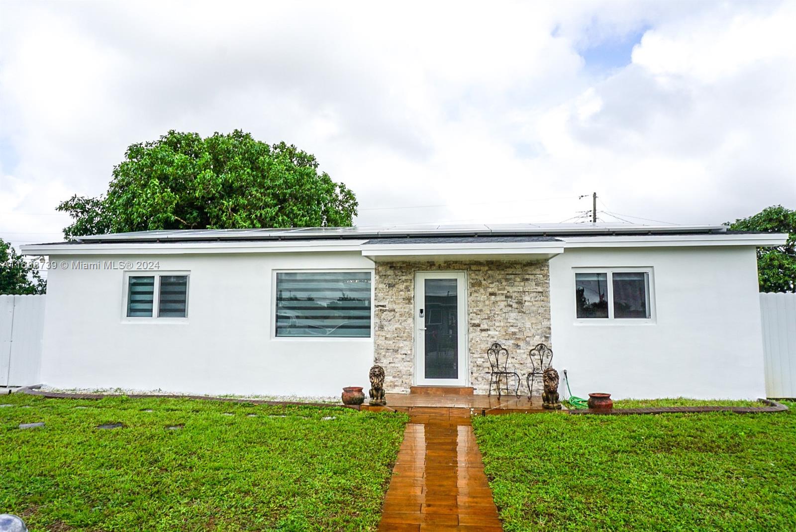 a front view of house with yard