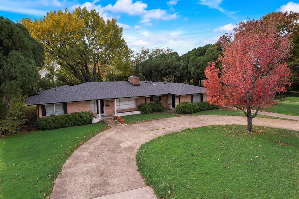 Single story home with a front yard