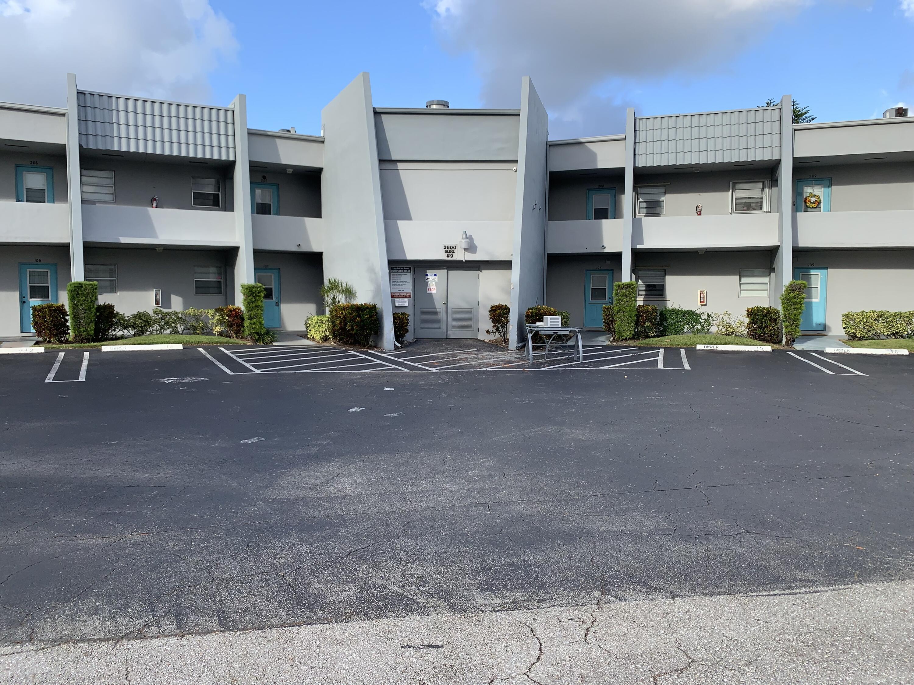 a group of cars parked in front of a building