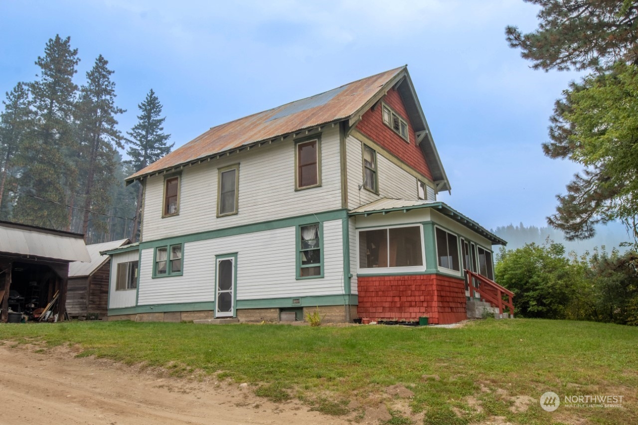 a view of a house with a yard