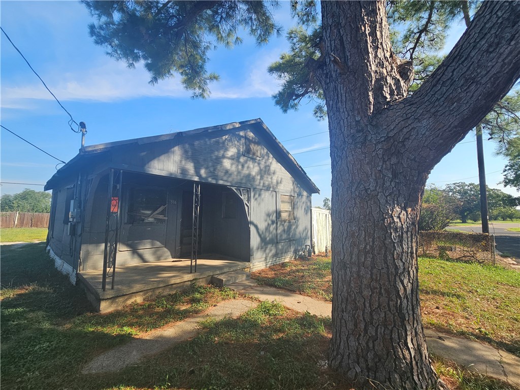 a view of a yard with a tree