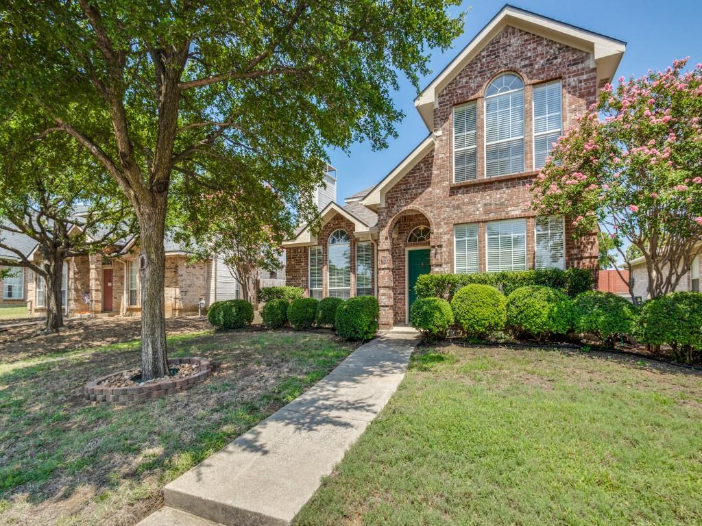 a view of a yard in front of house