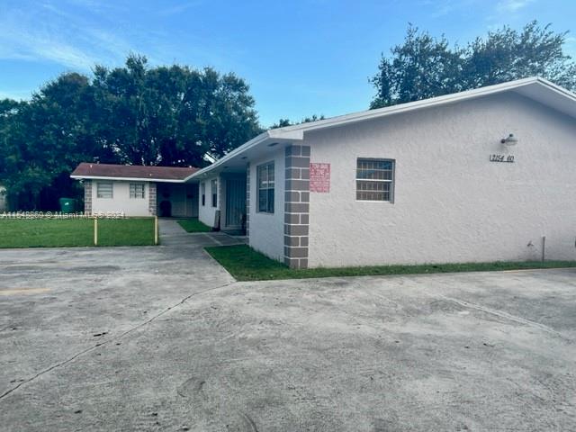 a view of a house with a yard