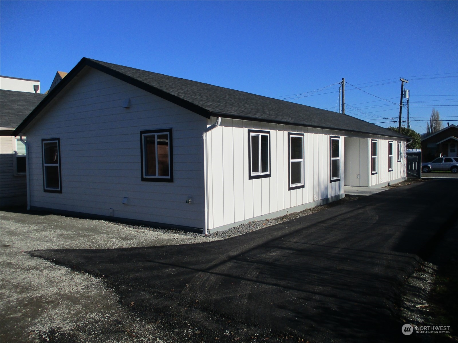 a view of a house with backyard