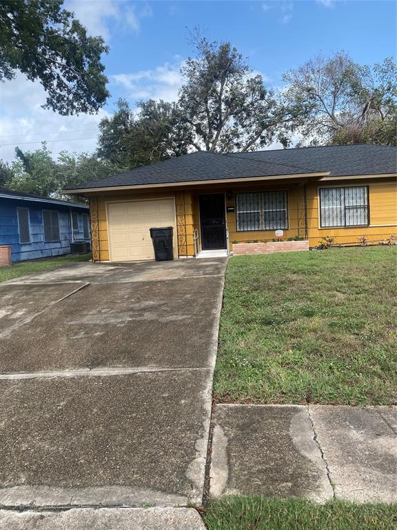 a front view of house with yard