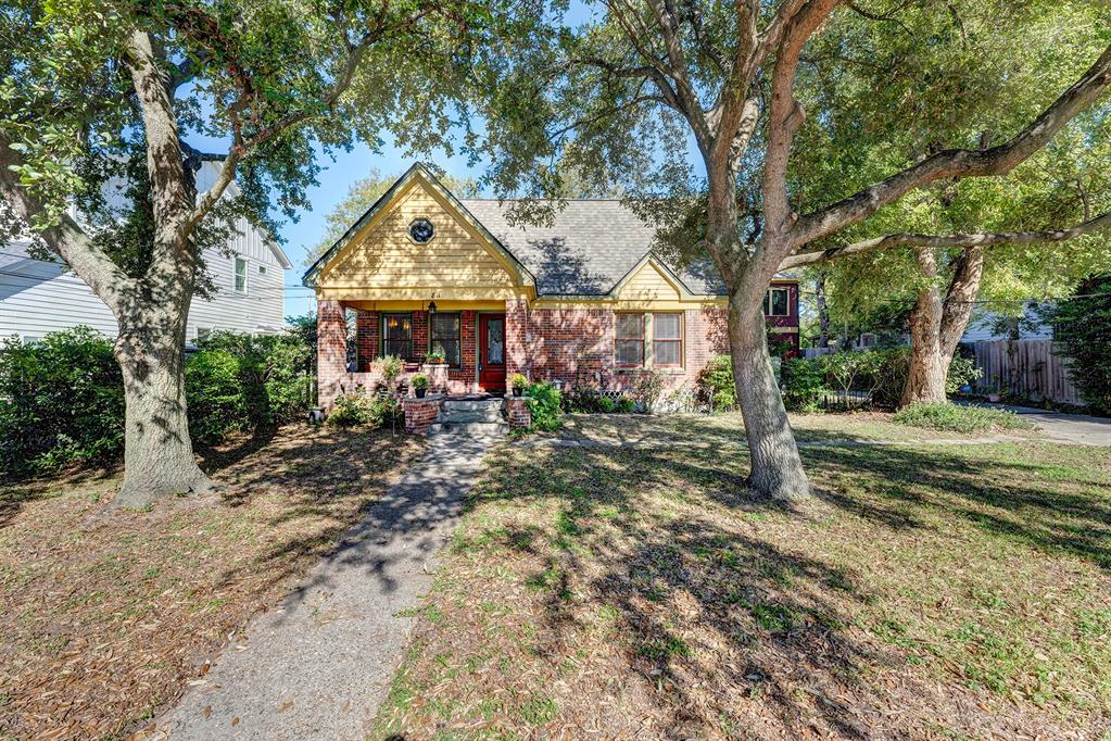 Charming craftsman cottage with great curb appeal and big front yard.