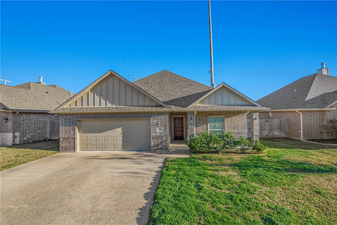 View of front of home featuring a front yard and a