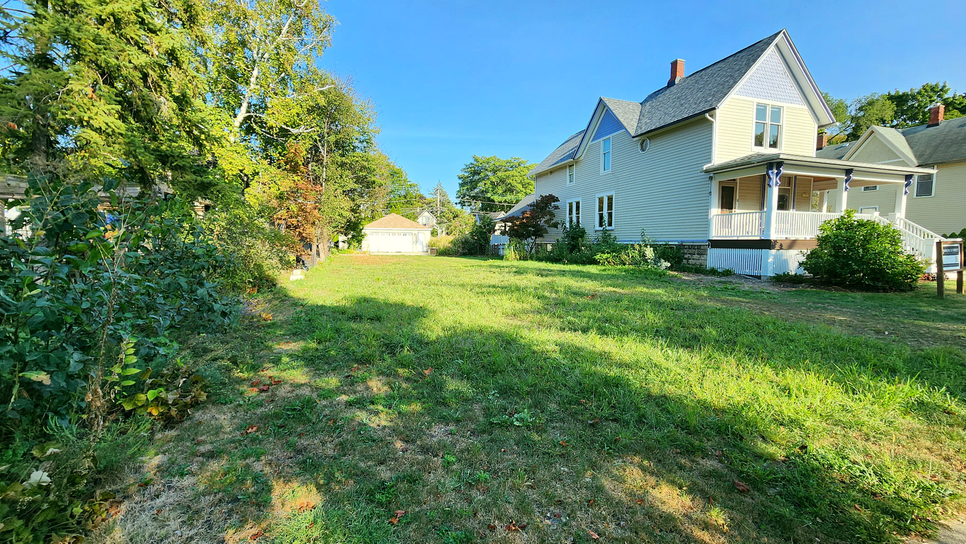 a view of a yard in front of a house