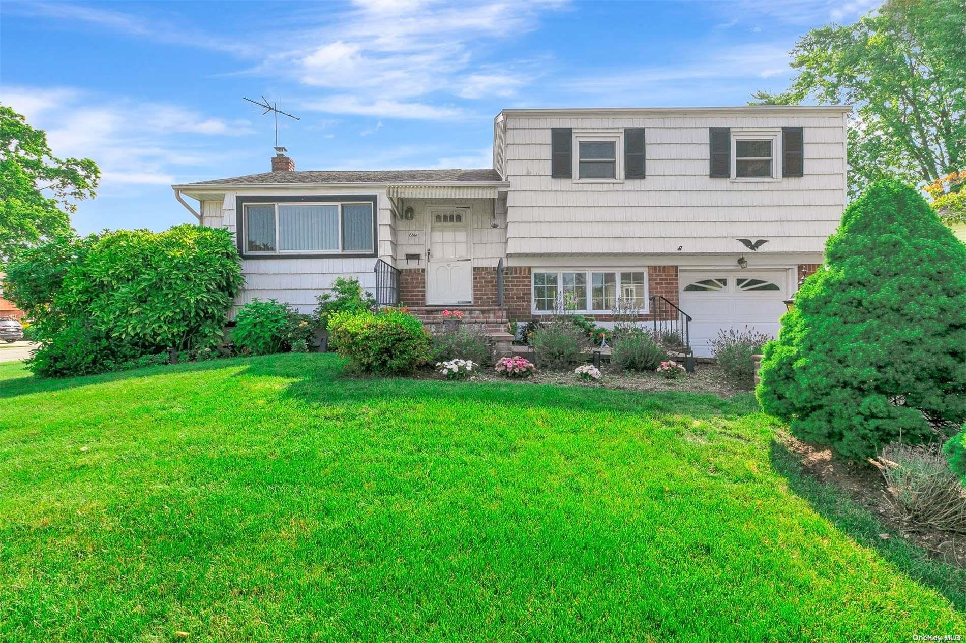 a view of a house with backyard and garden