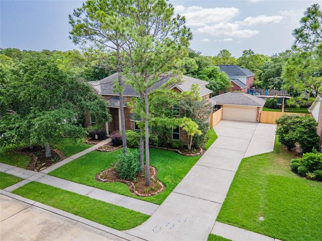 $599,999 | 513 Meadow Bend Drive | The Forest of Friendswood