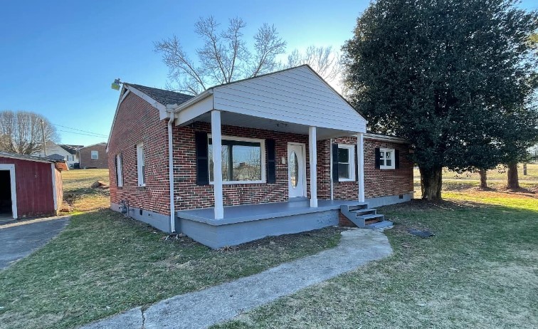 a view of a house with a yard