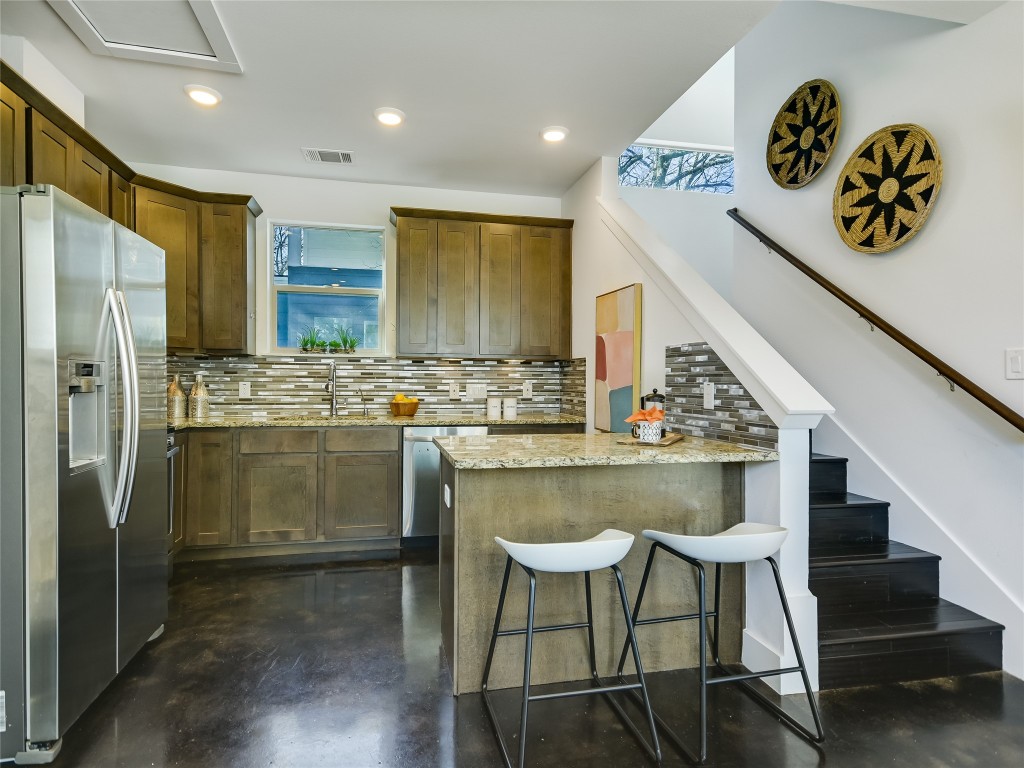 Welcome home and enjoy this open kitchen with 42" cabinets, granite counters, under cabinet lighting, and stainless steel appliances