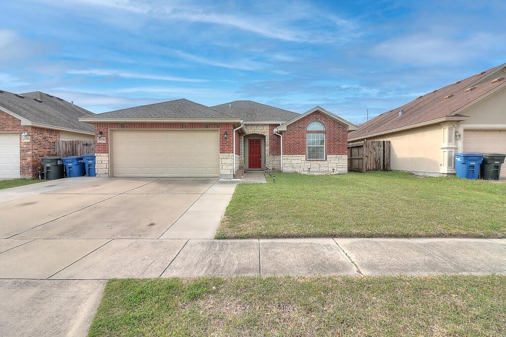 a view of a yard in front of a house with a big yard