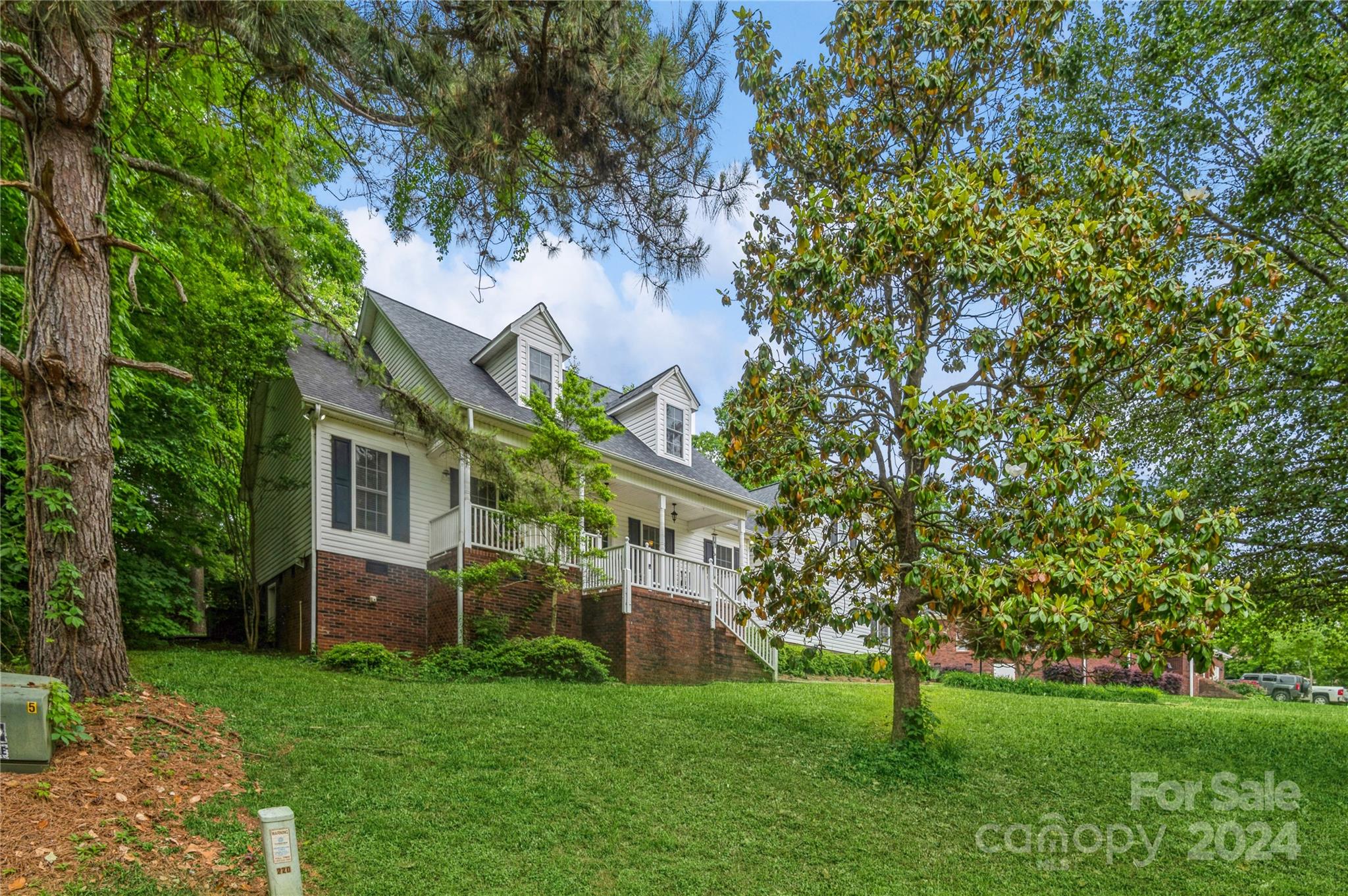 a view of house with a big yard