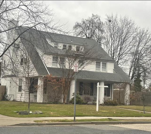 View of front of property featuring a front lawn