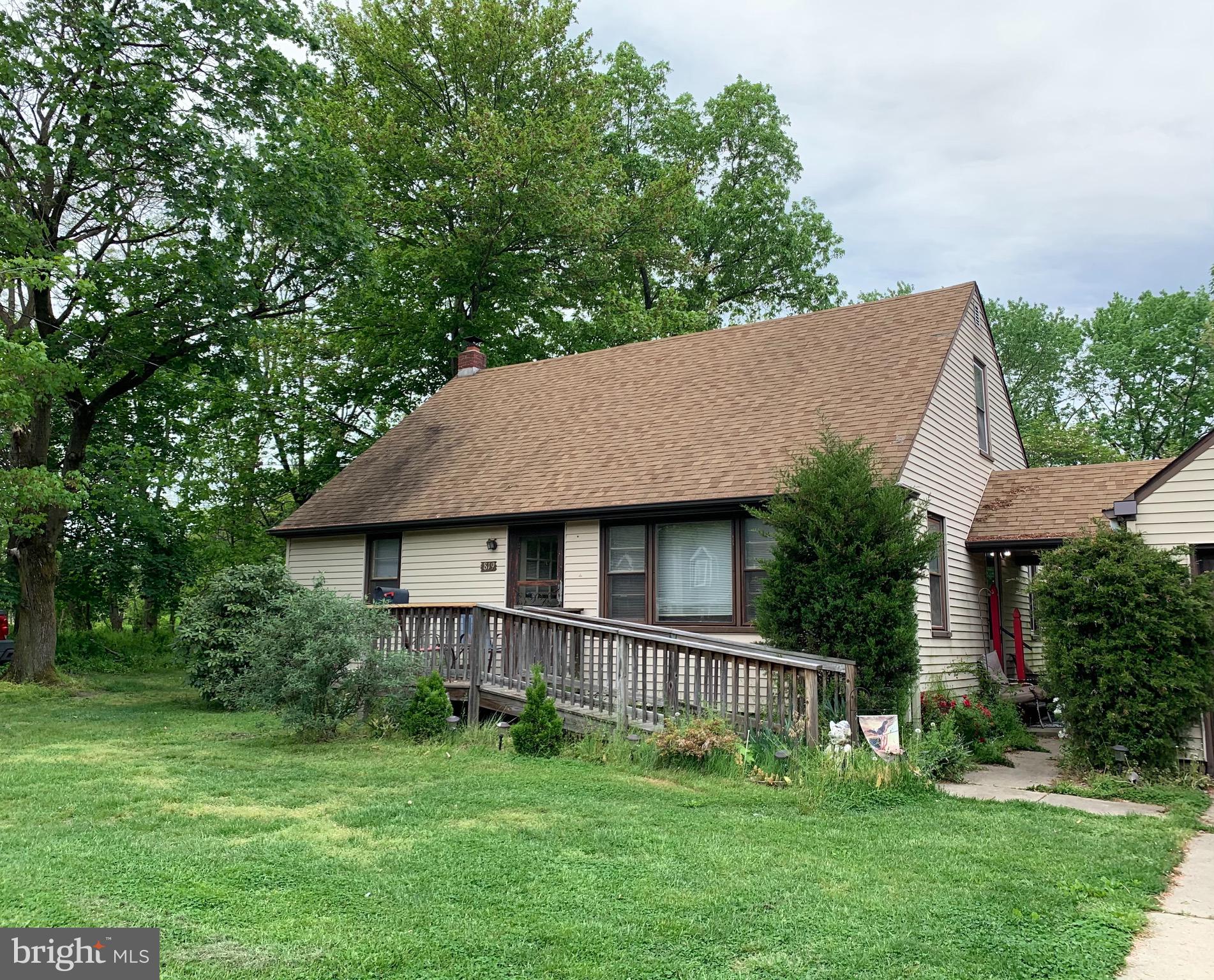 a view of house with garden and trees