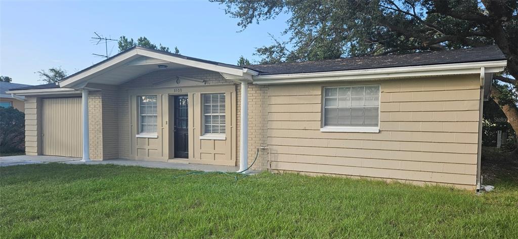 a view of a house with a yard