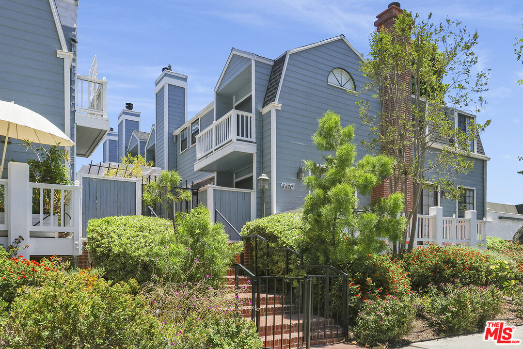 a view of yard along with building