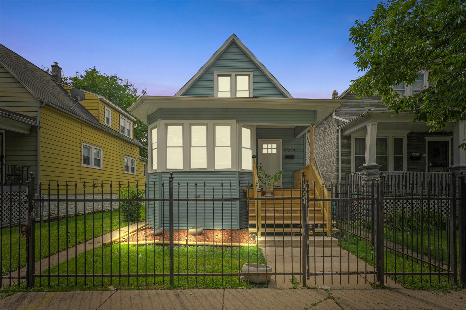 a view of a houses with yard