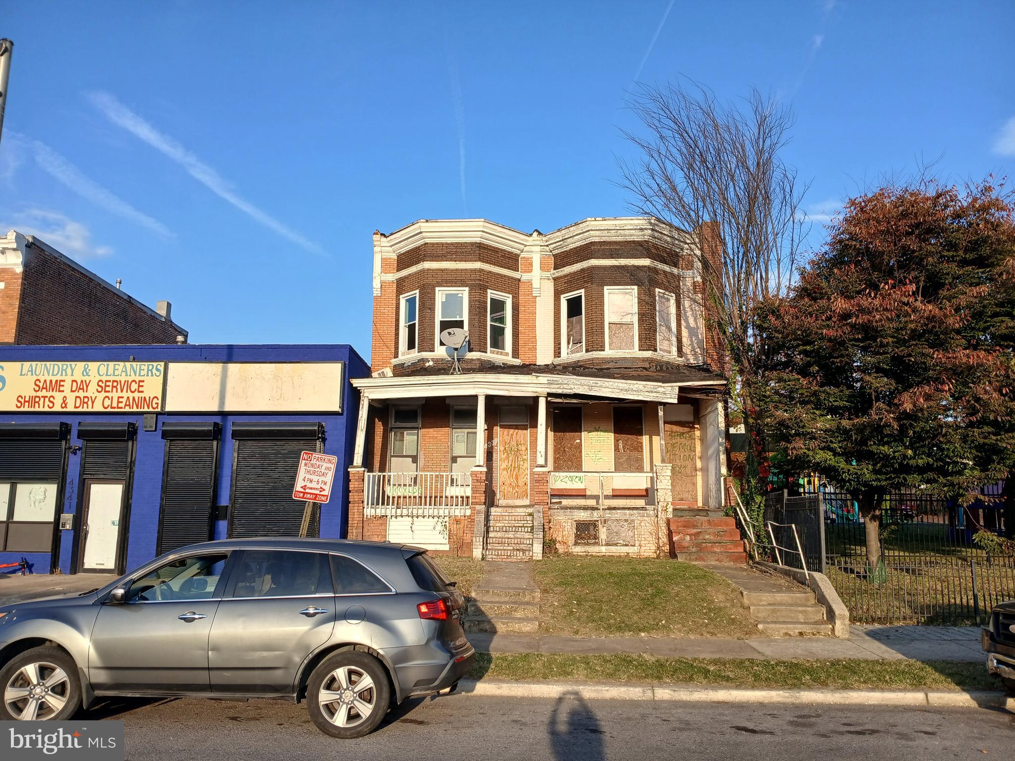 a car parked in front of a building