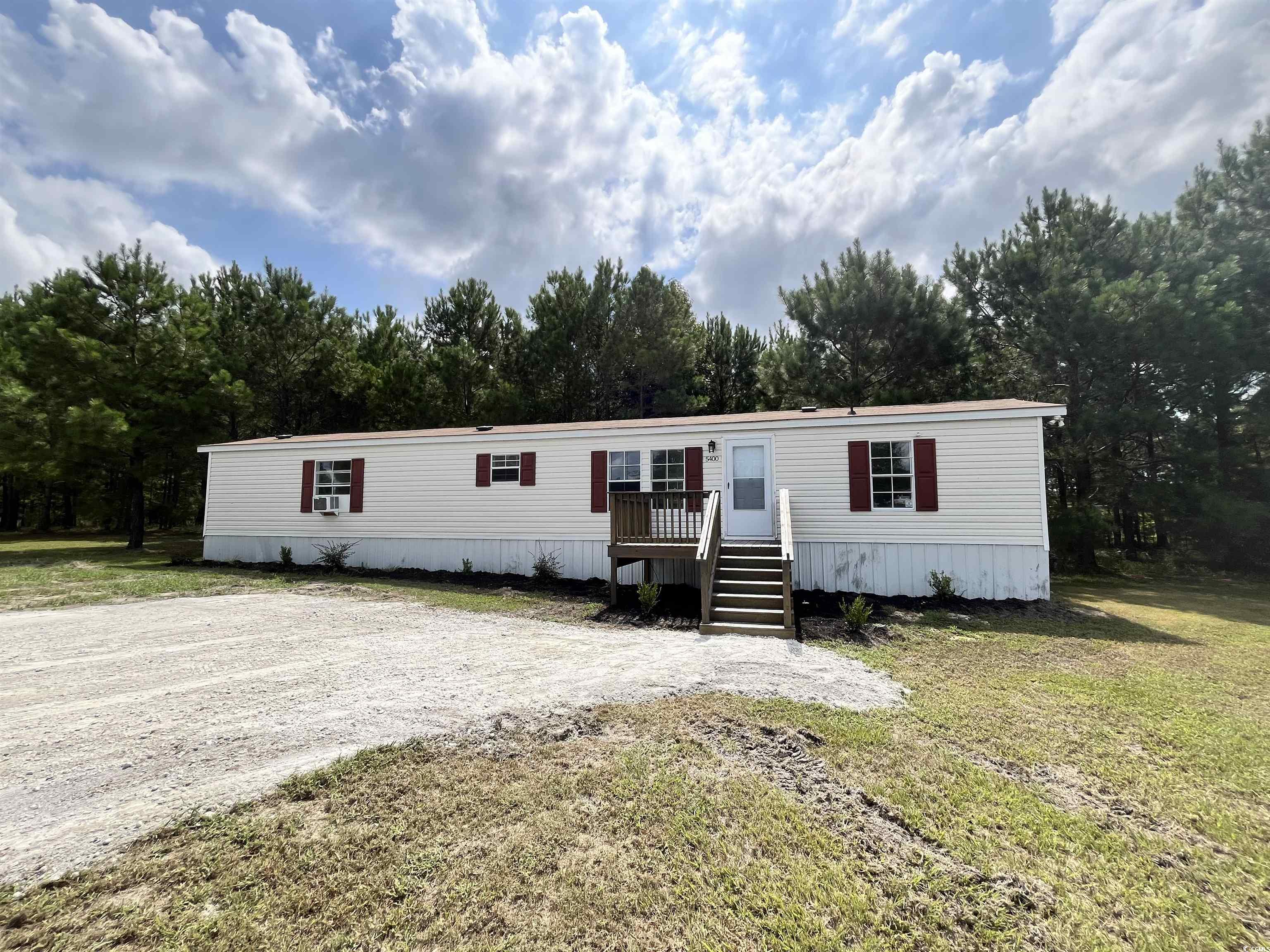 Manufactured / mobile home featuring a front yard