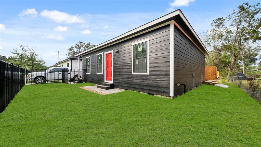 a view of a house with backyard