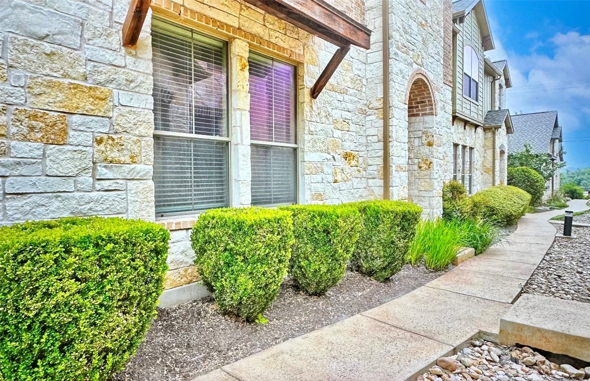 Front entrance nicely manicured