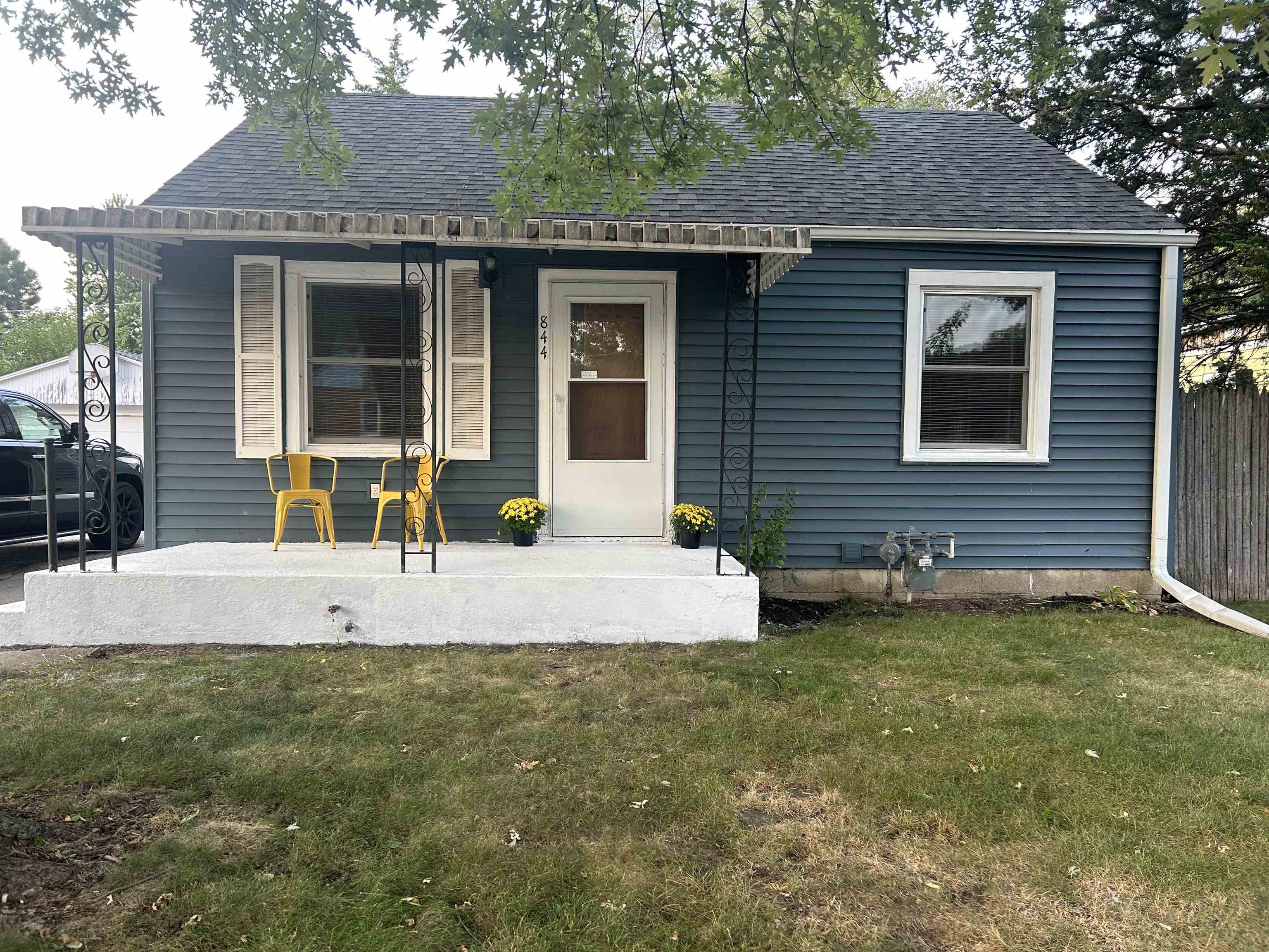 a front view of house with yard