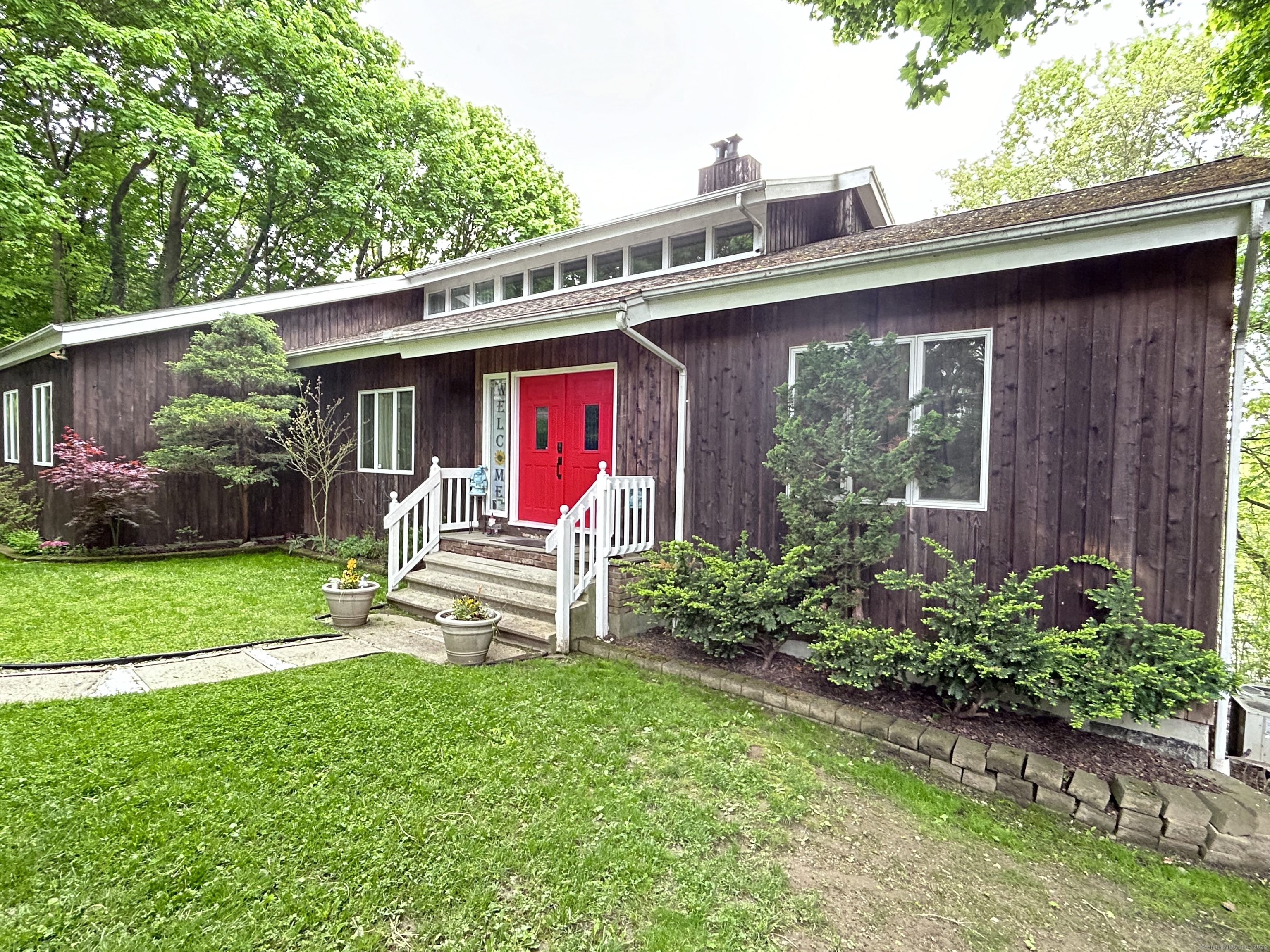 a view of a house with a yard